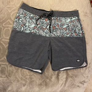 Size 33 Salty Crew Boardshort (P19)
